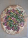 Pizza blanca de pastrami y rúcula