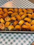 Petits feuilletés aux saucisses, moutarde et parmesan