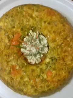 Una foto de Budín de verduras con salsa de queso y ciboulette