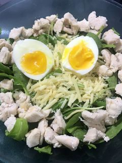 Una foto de Ensalada fresca de Rúcula y pollo