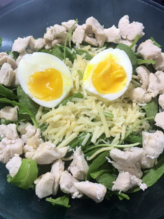 Una foto de Ensalada fresca de Rúcula y pollo