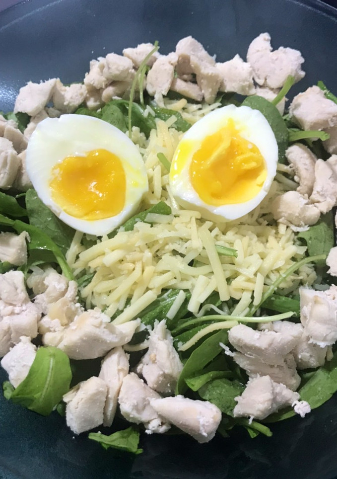 Una foto de Ensalada fresca de Rúcula y pollo