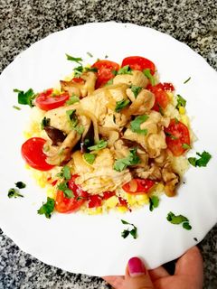 Foto de Couscous colorido com frango e cogumelos