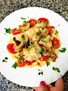 Foto de Couscous colorido com frango e cogumelos