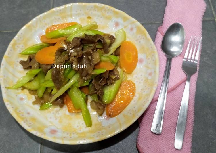 Langkah Mudah untuk Membuat Beef slices oseng batang sledri yang Bisa Manjain Lidah