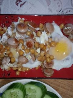 Фото Яичница с нутом и сосисками.