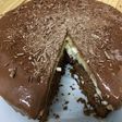 Brownie con cobertura de coco y cobertura de chocolate