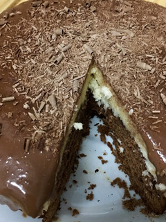 Una foto de Brownie con cobertura de coco y cobertura de chocolate