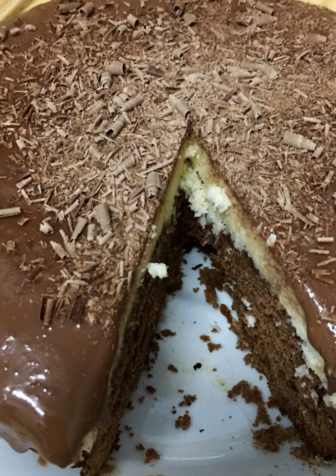 Una foto de Brownie con cobertura de coco y cobertura de chocolate