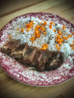 Una foto de Atún rojo de almadraba con soja y arroz con semillas y zanahoria