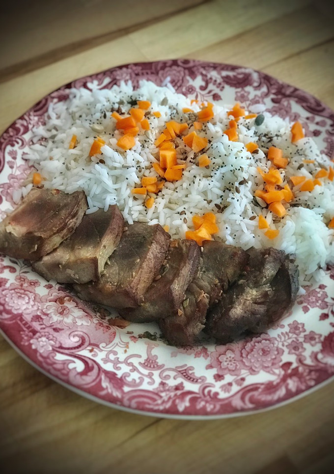 Una foto de Atún rojo de almadraba con soja y arroz con semillas y zanahoria