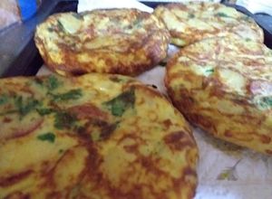 Una foto de Tortilla de papa con chorizo español