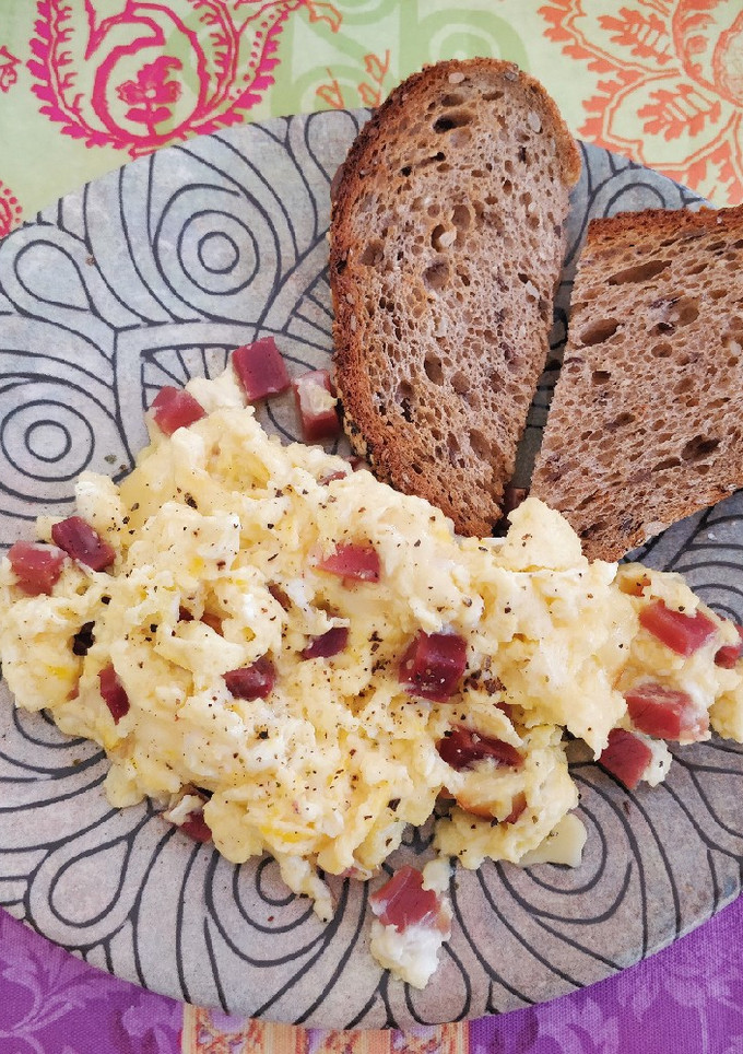 Una foto de Huevos revueltos con jamón
