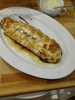 Una foto de Solomillo de cerdo hojaldrado con queso