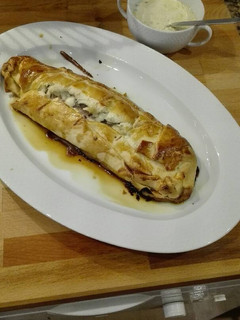 Una foto de Solomillo de cerdo hojaldrado con queso