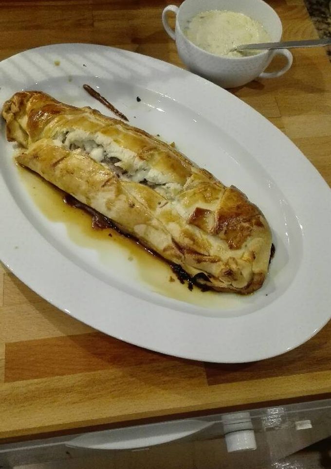 Una foto de Solomillo de cerdo hojaldrado con queso