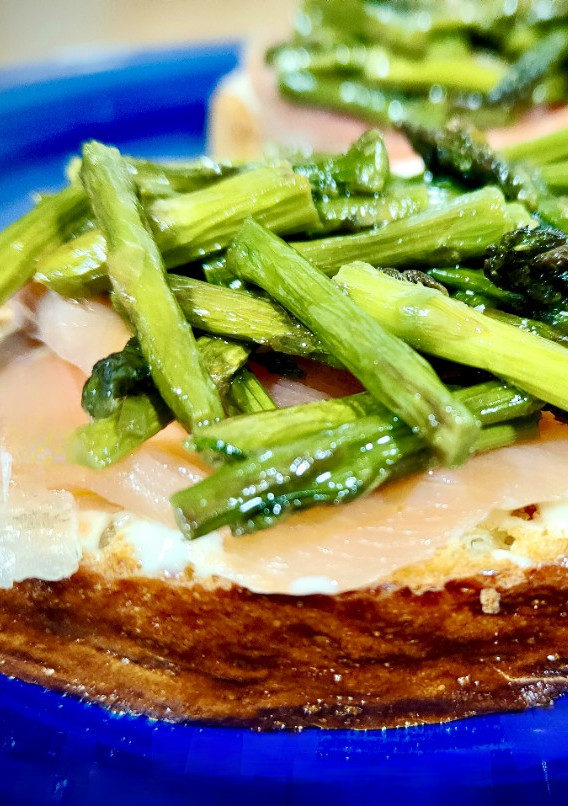 Una foto de Tosta brioche de salmón ahumado con espárragos trigueros