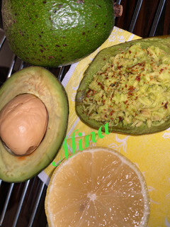عکسی از دستور ساده ترین روش خوردن آووکادو🥑