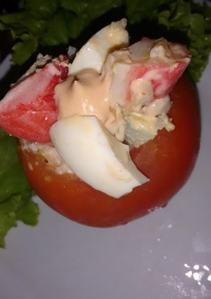 Una foto de Tomate relleno de arroz integral, garbanzos y kanikama
