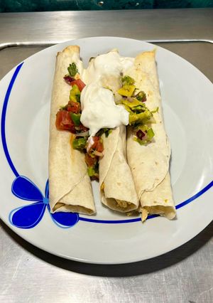 Una foto de ¡mmm, burritas de pollo deshebrado deliciosas!