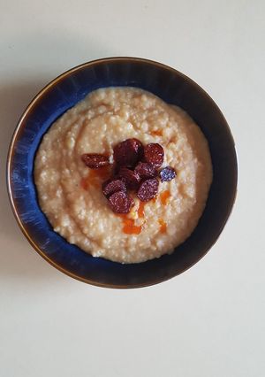 Sárgaborsó főzelék kolbász chipsel recept fotója