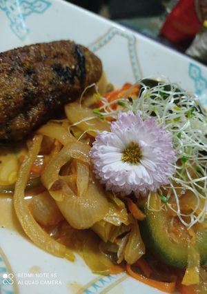 Una foto de Verduras salteadas con kibbes (🌱)
