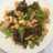 Ensalada de verano de brotes de lechuga verde y roja con ingredientes