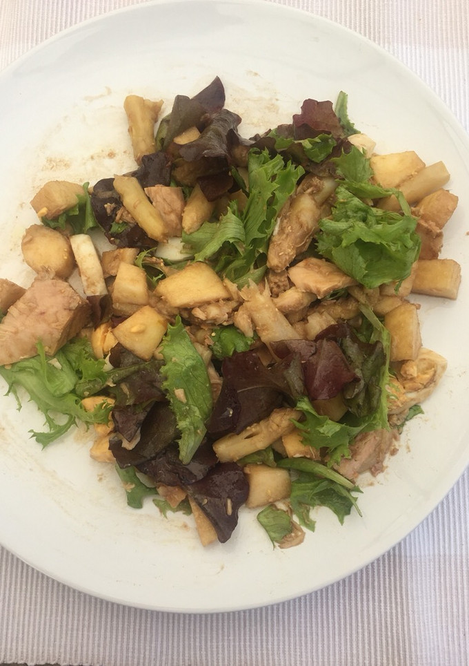 Una foto de Ensalada de verano de brotes de lechuga verde y roja con ingredientes