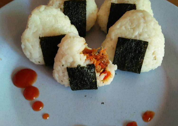 Onigiri Mini isi sambel goreng ayam suwir