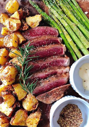 Hình của món Bò, Măng Tây và Khoai Tây Nướng (Marinated Ribeye Steak - Butter Garlic Parmesan Roasted Potatoes).