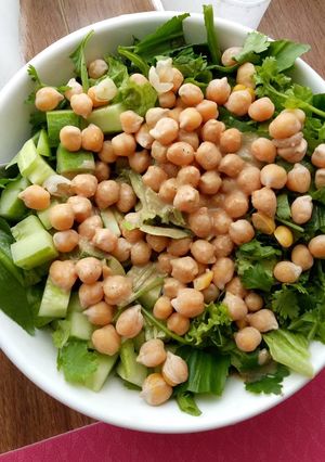Hình của món Salate rau quả, đậu gà eat clean.