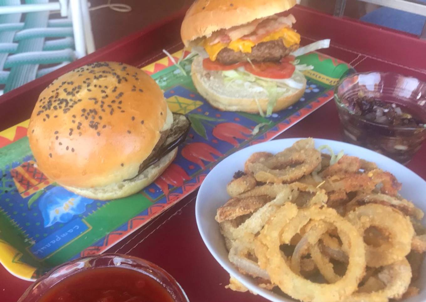 Hamburguesas.. con salsa barbacoa y aros de cebolla al horno