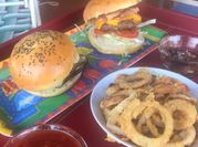 Una foto de aros de cebolla hamburguesa