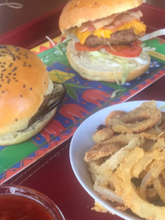 Una foto de Hamburguesas.. con salsa barbacoa y aros de cebolla al horno