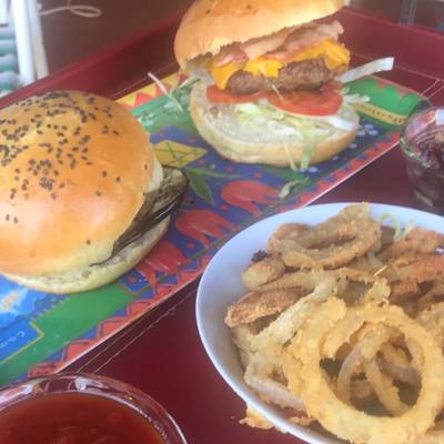 Hamburguesas.. con salsa barbacoa y aros de cebolla al horno Receta de  Alicia Yunis- Cookpad