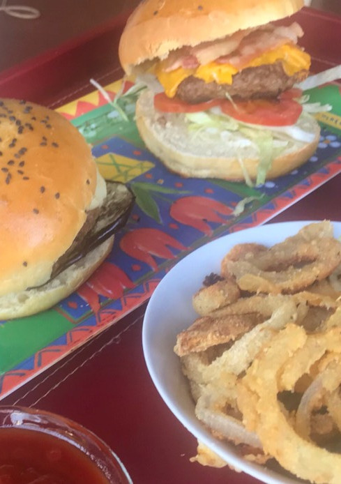 Una foto de Hamburguesas.. con salsa barbacoa y aros de cebolla al horno
