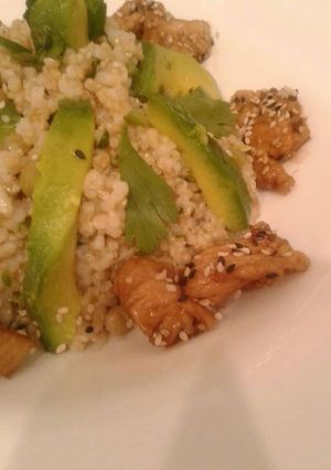 Una foto de Ensalada de arroz yamaní con pollo agridulce