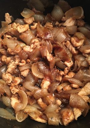 Una foto de Cebollitas francesas al Pedro Ximénez con pollo