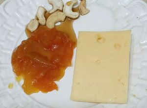 Una foto de Dulce de quinotos con queso Pategrás y castañas de cajú