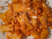 Una foto de hongos portobello tomate