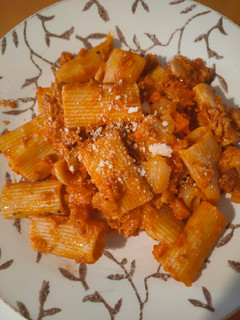 Una foto de Rigatoni con atún y champiñones