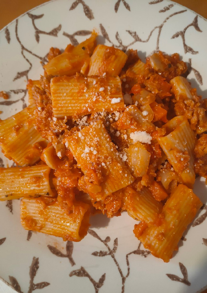 Una foto de Rigatoni con atún y champiñones