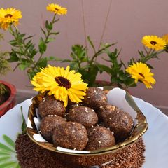 A picture of Alsi ke laddoo.