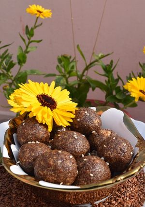 A picture of Alsi ke laddoo.