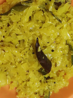 கேபேஜ் தோரன் (Cabbage thoran recipe in tamil) செய்முறை முக்கிய புகைப்படம்