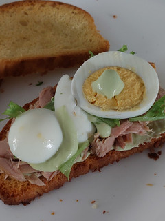 Una foto de Bruschettas de atún y dip de palta