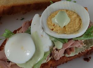 Una foto de Bruschettas de atún y dip de palta
