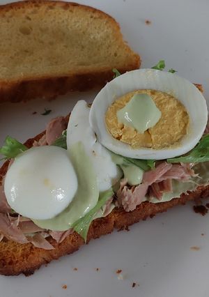 Una foto de Bruschettas de atún y dip de palta