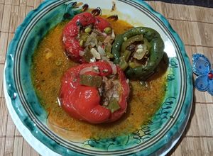 Una foto de Pimientos rellenos de carne picada y huevos de codorniz