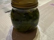 Una foto di olio al basilico